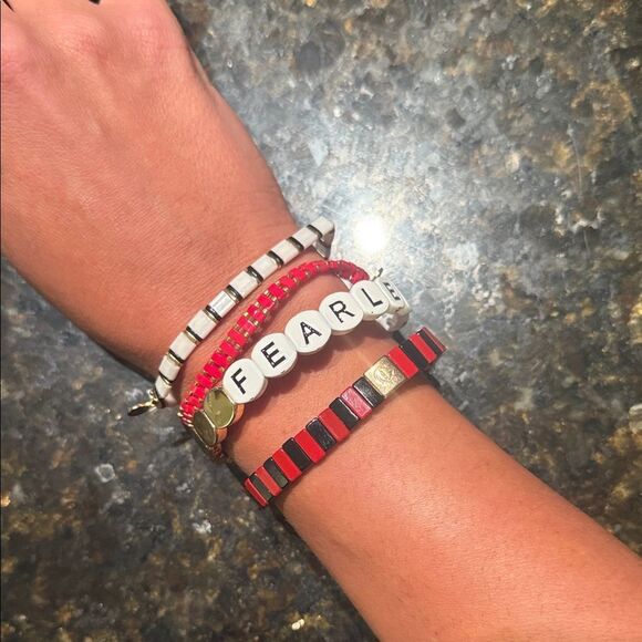 Fearless Red Black & Gold Beaded Bracelet Set - Brand NEW - “FEARLESS” Stretch - Picture 1 of 3